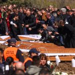 Σκηνές αρχαίας τραγωδίας στις κηδείες θυμάτων της φονικής πυρκαγιάς σε κλαμπ στη Βόρεια Μακεδονία