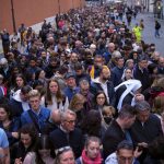 Ανοιχτή όλη την νύχτα παρέμεινε η Βασιλική του Αγίου Πέτρου για να προκυνήσουν οι πιστοί τη σορό του πάπα Φραγκίσκου – Δείτε live