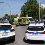 Τροχαίο στο Παγκράτι: «Χαροπαλεύει» η 78χρονη ασθενής του ασθενοφόρου που έπεσε σε κολώνα