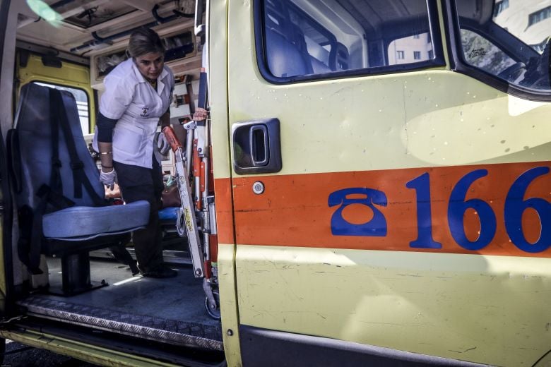 Ελεύθερη αφέθηκε η θεία του 7χρονου κοριτσιού που «πέρασε» μέσα από τζαμαρία μπαλκονόπορτας στην Καλλιθέα