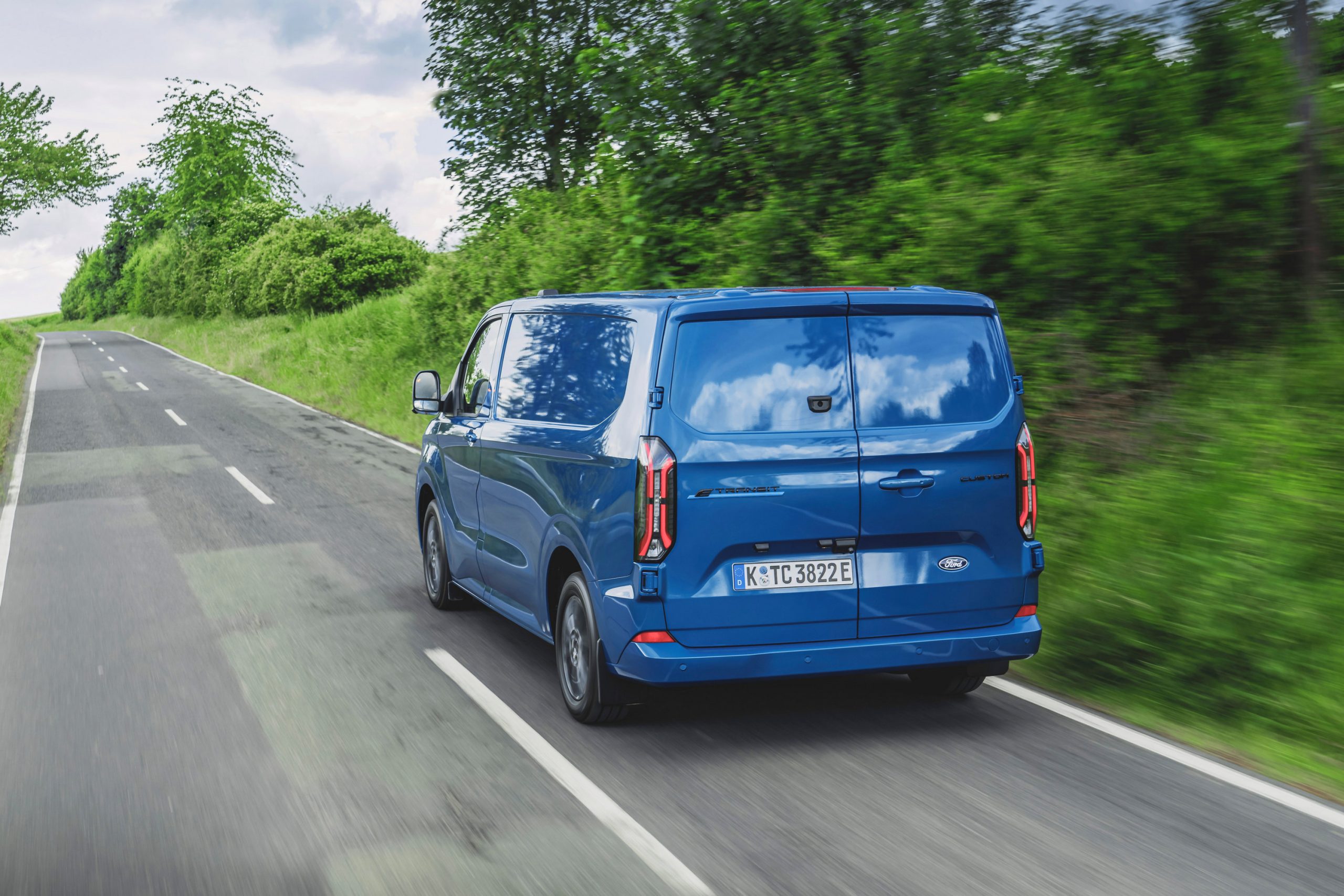 Νέο Ford E-Transit Custom: Στην πρίζα για ακόμα υψηλότερη παραγωγικότητα και αξία για κάθε επαγγελματία