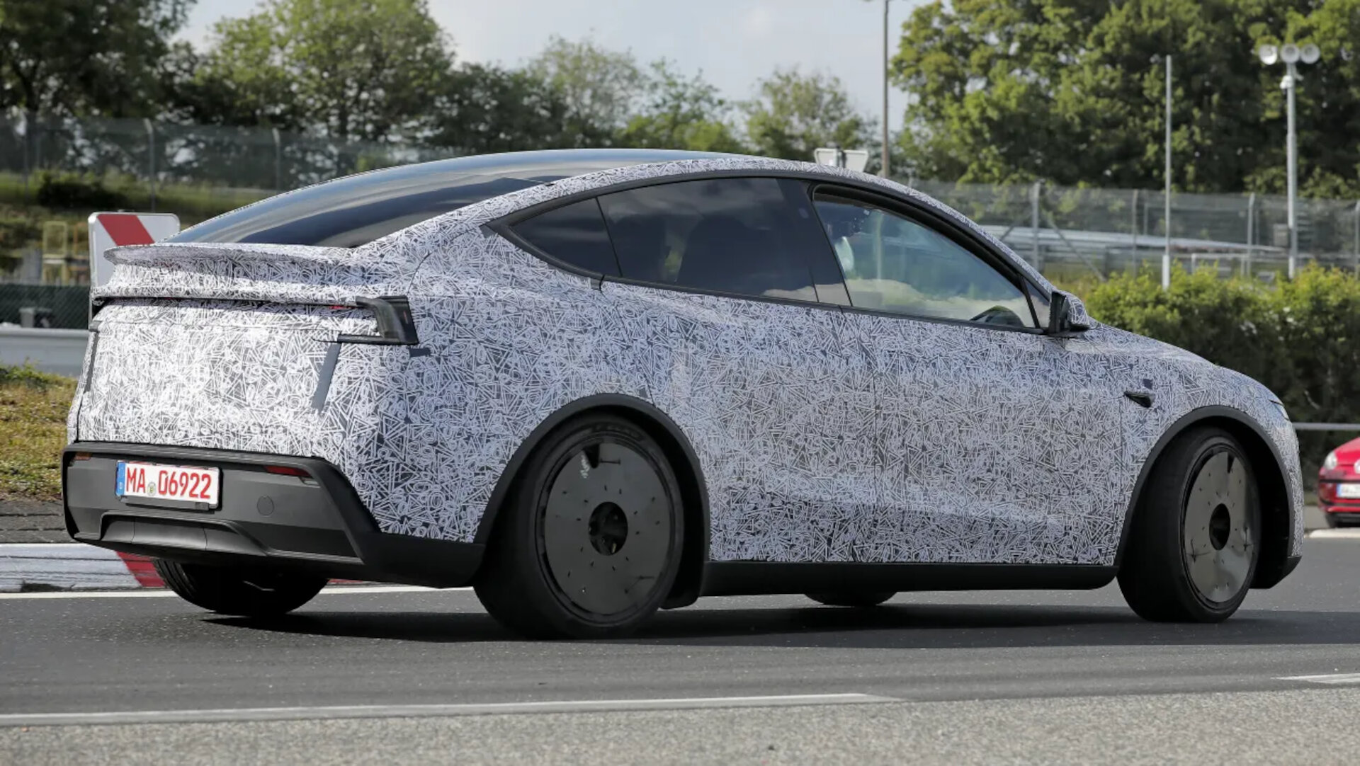Tesla Model Y Performance spy shots (1) Tesla Model Y Performance spy shots (1)