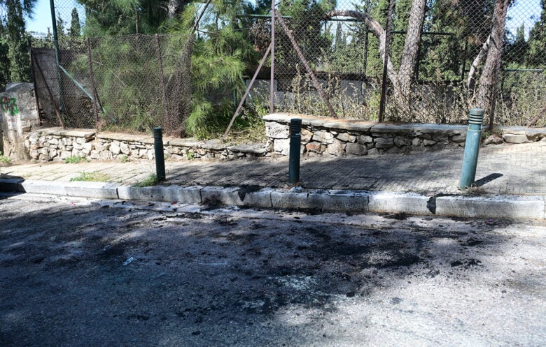 Βίντεο ντοκουμέντο από τη στιγμή που το τζιπ στο Παγκράτι τυλίγεται στις φλόγες – Στο κάθισμα του συνοδηγού βρέθηκε το θύμα