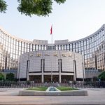 Η κεντρική τράπεζα της Κίνας μειώνει δυο επιτόκια-κλειδιά σε ιστορικά χαμηλά