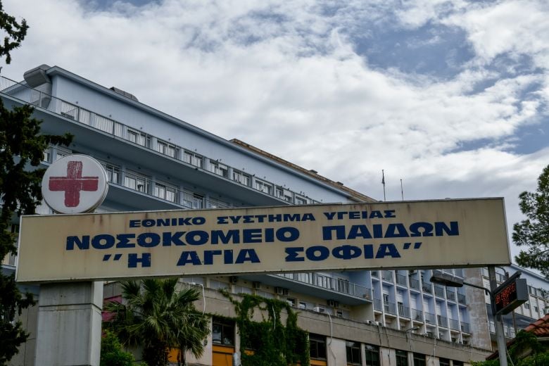 Τραγωδία στην Καλλιθέα: «Άνοιξε τα μάτια σου παιδί μου», ούρλιαζε η θεία της 7χρονης που σκοτώθηκε όταν πέρασε μέσα από τζαμαρία