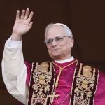 Συγκινημένος στο πρώτο μήνυμά του ο πάπας Λέων: «Ειρήνη στον κόσμο»