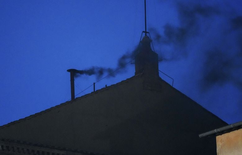 Μαύρος καπνός από το κονκλάβιο στο Βατικανό – «Άκαρπη» η πρώτη ψηφοφορία για το νέο Πάπα