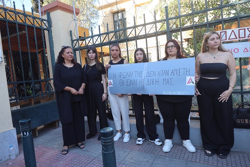 Σε κλίμα έντασης ξεκίνησε η δίκη για την δολοφονία της Κυριακής Γρίβα