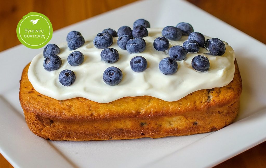 Πρωτεϊνικό κέικ μύρτιλο με frosting γιαουρτιού