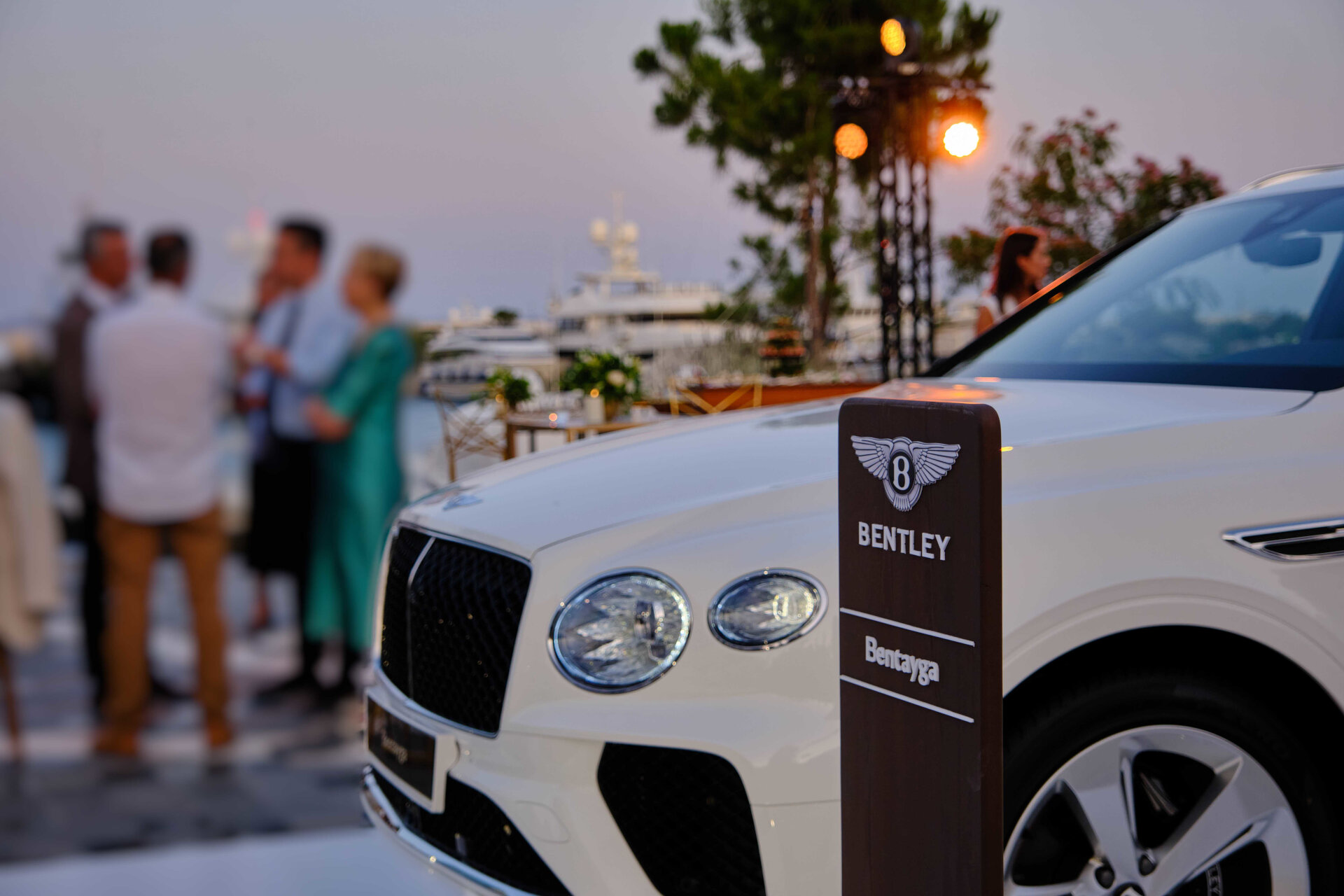 Bentley Bentayga Hybrid photo3 (2)
