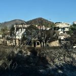 Σε ύφεση η φωτιά στην Παλαιά Φώκαια – Απεγκλωβίστηκαν 40 άτομα