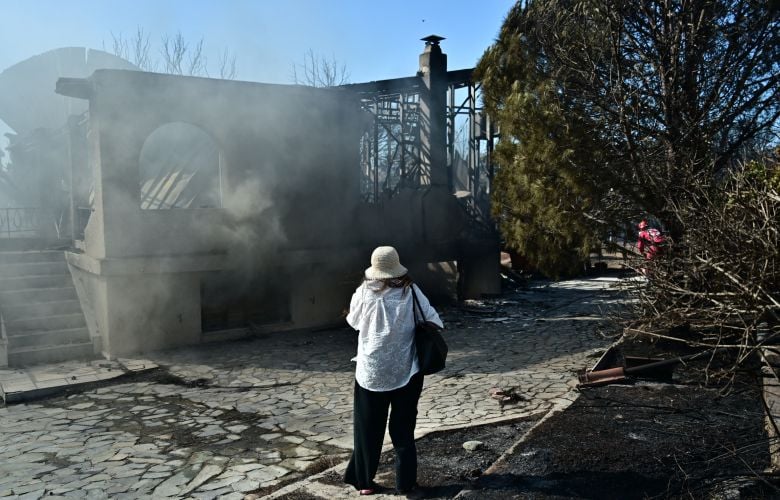 Φωτιά στην Παλαιά Φώκαια: «Δίνουμε μάχη για να μην περάσει στον εθνικό δρυμό», λέει ο δήμαρχος Σαρωνικού
