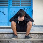 Σοκαριστικό βίντεο με 9χρονο να χτυπά με ξύλο συμμαθητή του στα γεννητικά όργανα