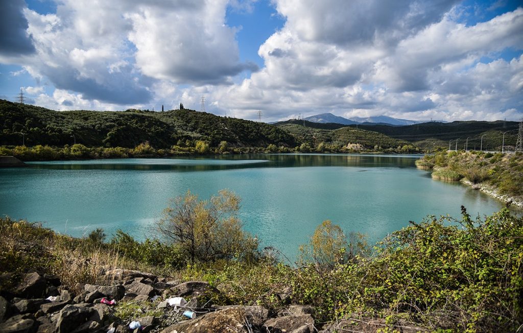 Δύο ανήλικα παιδιά ανασύρθηκαν χωρίς τις αισθήσεις τους από τον ποταμό Άραχθο – Πολίτες με βάρκα έσπευσαν όταν οι φίλοι τους ζήτησαν βοήθεια