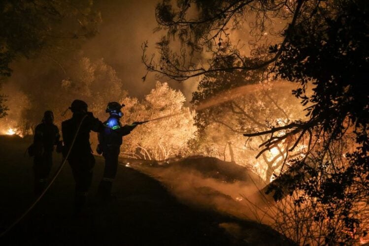 Πύρινη «κόλαση» στη Χίο: Τρία μηνύματα του 112 για απομάκρυνση από τους οικισμούς Λιθί (και παραλία Λιθί) και Βέσσα Χίου