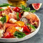 Μεσογειακή σαλάτα με σύκο και μοτσαρέλα