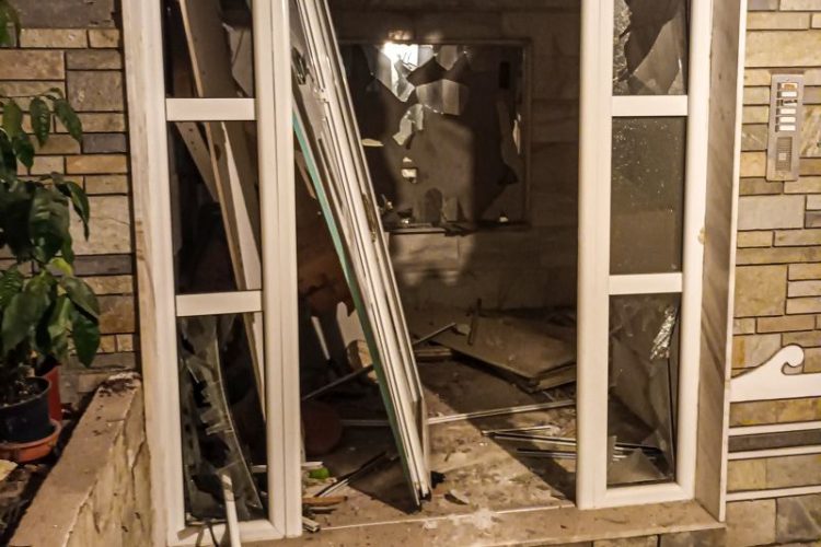 Ισχυρή έκρηξη σε είσοδο πολυκατοικίας στις Συκιές Θεσσαλονίκης με δύο τραυματίες – Τρομοκρατικό χτύπημα «βλέπει» η ΕΛ.ΑΣ.