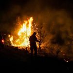 Οι φλόγες «γλείφουν» τα σπίτια στην Κάρυστο της Εύβοιας – Προμηνύεται πολύ δύσκολη νύχτα