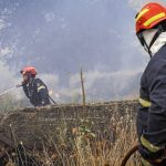 Σε ύφεση η φωτιά στον Φενεό Κορινθίας: Εκκενώθηκαν περιοχές, σπίτια υπέστησαν ζημιές – Δύο συλλήψεις για εμπρησμό από αμέλεια