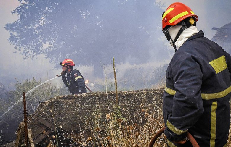 Σε ύφεση η φωτιά στον Φενεό Κορινθίας: Εκκενώθηκαν περιοχές, σπίτια υπέστησαν ζημιές – Δύο συλλήψεις για εμπρησμό από αμέλεια