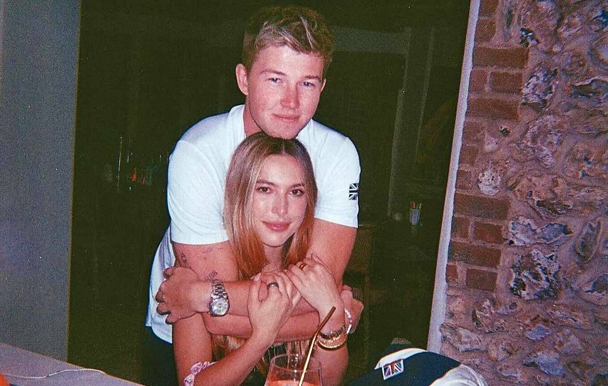 Η κόρη του Στιβ Τζομπς και ο σύζυγός της απολαμβάνουν τον μήνα του μέλιτος στην Ελλάδα