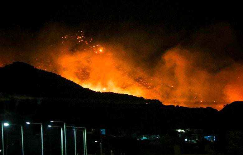 Μαίνεται η φωτιά στην Ιεράπετρα – Μάχη με τις φλόγες δίνουν οι δυνάμεις της πυροσβεστικής