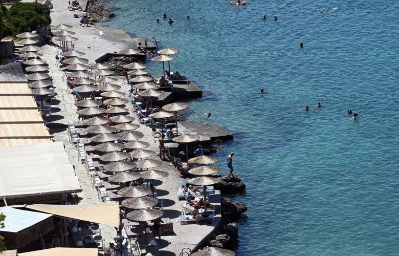 ‘Ελεγχοι της ΑΑΔΕ σε ξενοδοχεία, ταβέρνες και παραλίες με σύγχρονη τεχνολογία και αυστηρές ποινές για παραβάτες στην καλοκαιρινή σεζόν