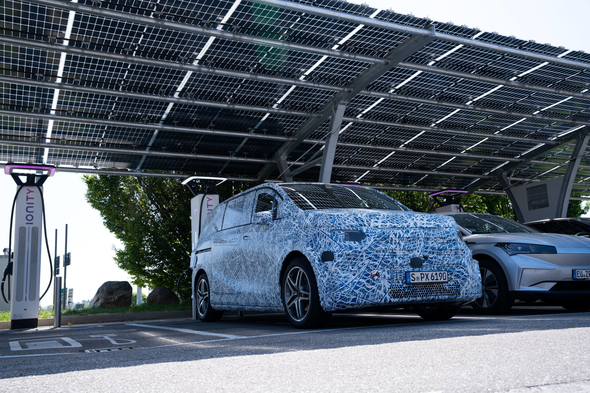 Test auf Langstrecke bestanden: Mercedes Benz VLE ist effizient, alltagstauglich und agil im Handling dank Hinterachslenkung Mercedes Benz VLE drives to Rome and passes long distance tests with flying colours