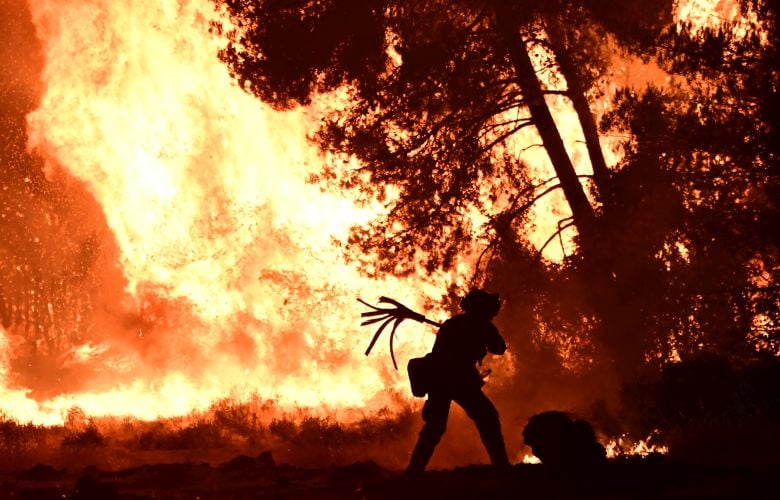 Νύχτα «κόλασης» στον Ωρωπό – «Η φωτιά είναι κοντά στον οικισμό Ασπροχωρίου», είπε ο δήμαρχος