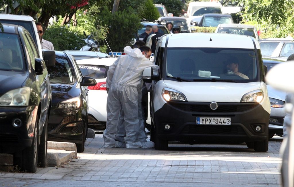 Εντείνονται οι έρευνες της Αντιτρομοκρατικής για τη βόμβα στο σπίτι του Γιάννη Πρετεντέρη