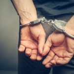 Συνελήφθη 22χρονος για τους πυροβολισμούς με δύο τραυματίες σε καφετέρια στον Κολωνό