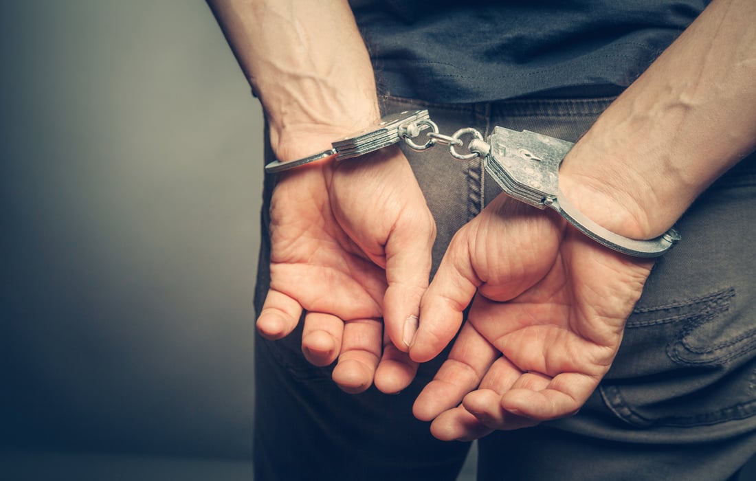 Συνελήφθη 22χρονος για τους πυροβολισμούς με δύο τραυματίες σε καφετέρια στον Κολωνό