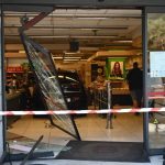 Αυτοκίνητο έπεσε σε σούπερ μάρκετ στη Νίκαια – Τρεις τραυματίες, ανάμεσα τους δύο παιδιά – Δείτε εικόνες
