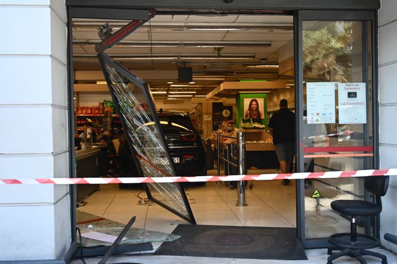 Αυτοκίνητο έπεσε σε σούπερ μάρκετ στη Νίκαια – Τρεις τραυματίες, ανάμεσα τους δύο παιδιά – Δείτε εικόνες