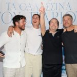 Ο Χάρης Βαρθακούρης σε οικογενειακές στιγμές με τον Γιάννη Πάριο και τα αδέρφια του στην Πάρο