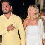 Χρήστος Μάστορας – Γαρυφαλλιά Καληφώνη: Το ερωτευμένο ζευγάρι απολαμβάνει τη Μύκονο χέρι-χέρι