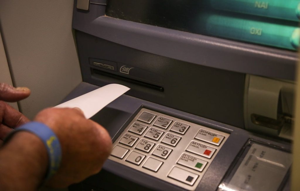 Από τη Δευτέρα 11 Αυγούστου δωρεάν αναλήψεις από τα ΑΤΜ των ελληνικών τραπεζών – Θέσπιση εθνικού πλαφόν για τρίτους παρόχους