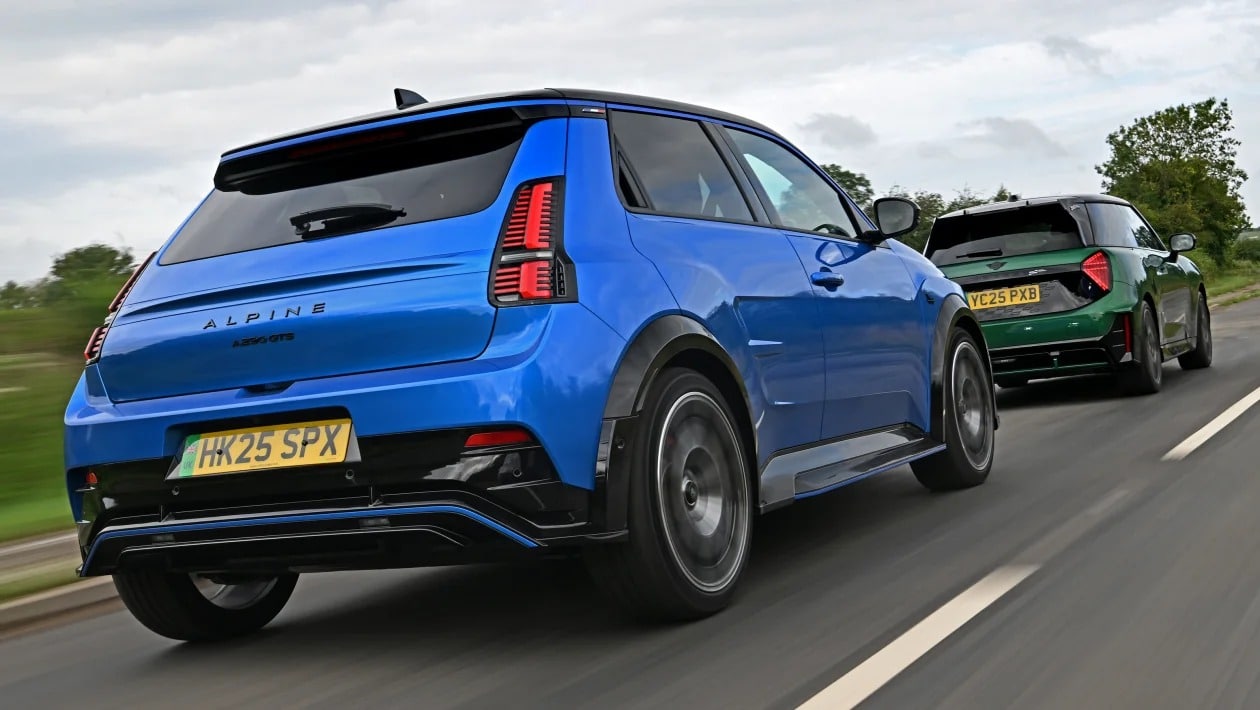 Η μεγάλη αναμέτρηση των ηλεκτρικών hot hatch - Alpine A290 vs MINI JCW!