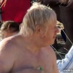 Για διακοπές στην Εύβοια ο Μπόρις Τζόνσον – Ψώνισε από πλανόδιο μανάβη της Καρύστου