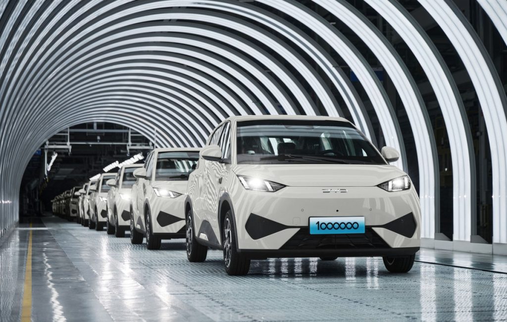 Η BYD γιορτάζει την παραγωγή του εκατομμυριοστού Dolphin Surf