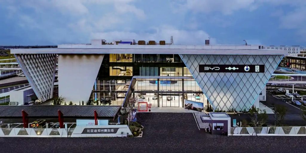 BYD: Η πιο τρελή πίστα ηλεκτρικών αυτοκινήτων στην Κίνα με αμμόλοφους, πισίνα και drift!