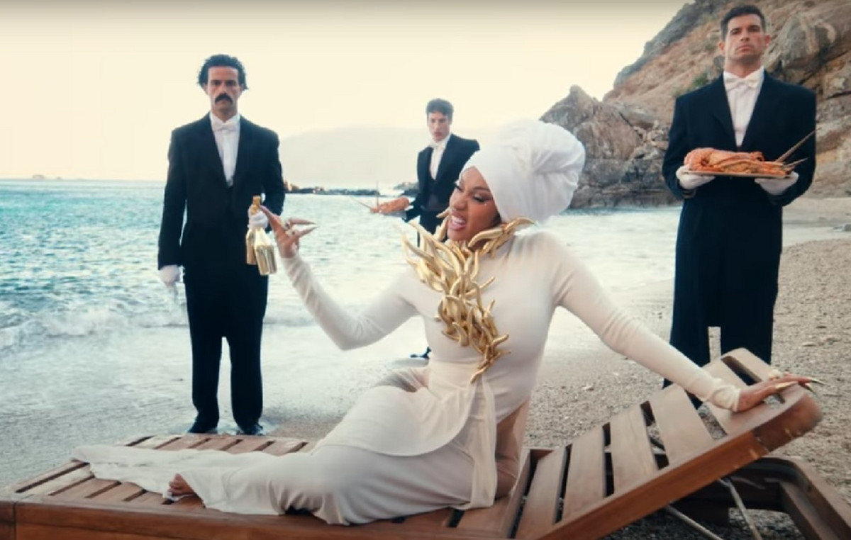 Η Cardi B γύρισε βίντεο κλιπ στη Μύκονο μαζί με μοντέλο που είχαν απορρίψει στο GNTM