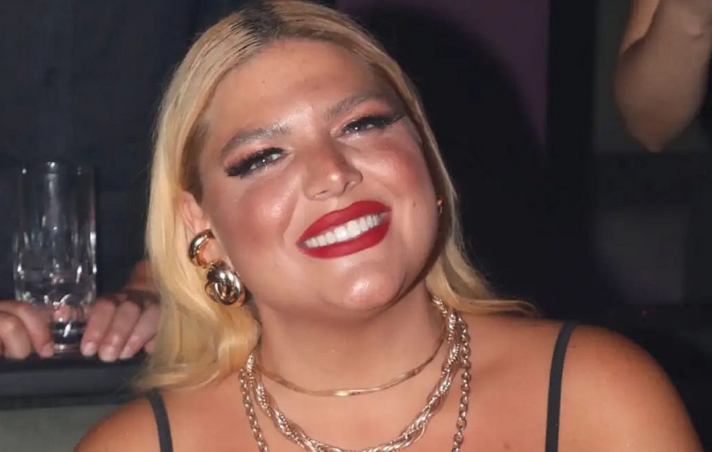 Δανάη Μπάρκα: Τόπλες φωτογραφία ξαπλωμένη σε κρεβάτι στις καλοκαιρινές διακοπές της