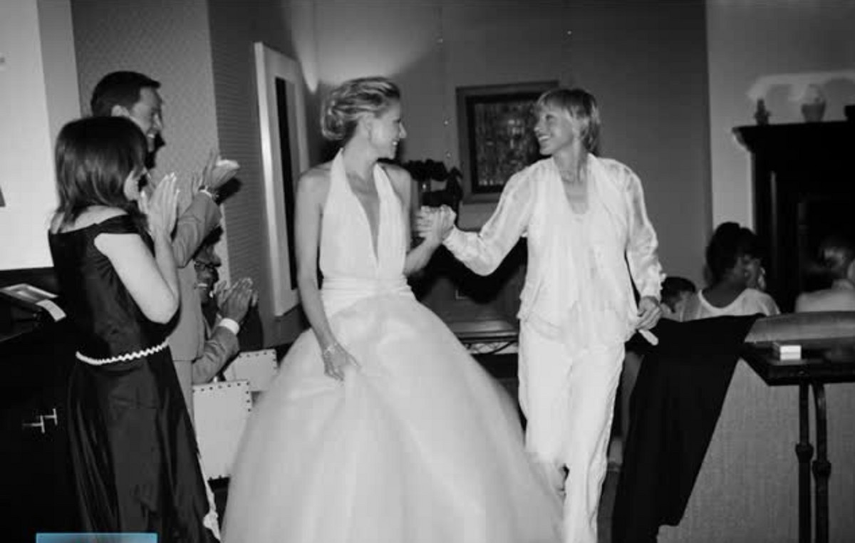 «Σε αγαπώ κάθε μέρα περισσότερο» – Η Έλεν ντε Τζένερις και η Πόρσια ντε Ρόσι γιόρτασαν 17 χρόνια γάμου