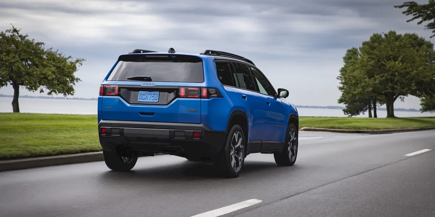 Το Jeep Cherokee έγινε υβριδικό με 210 ίππους και με αυτονομία-ρεκόρ!