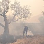 Μεγάλη φωτιά στην Κερατέα: Στα σπίτια η πύρινη λαίλαπα – Μηνύματα του 112 για εκκένωση των οικισμών Δημολάκι και Συντερίνα