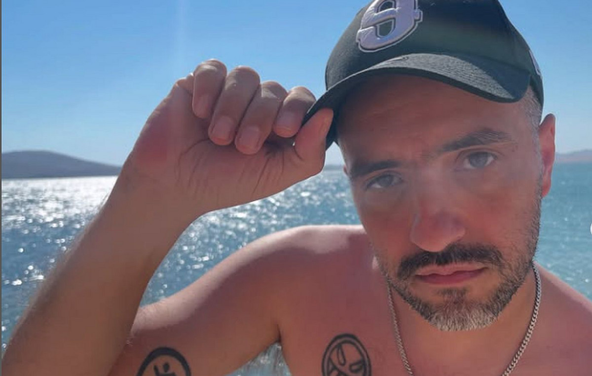 Στιγμές χαλάρωσης για τον Λεξ δίπλα στο κύμα