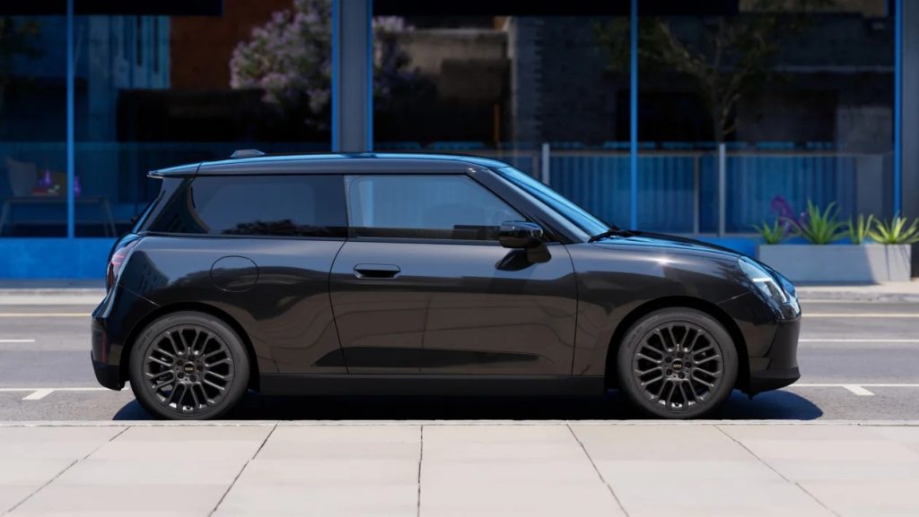 MINI Monochrome: Η νέα κομψή ειδική έκδοση για τα ηλεκτρικά Cooper και Aceman