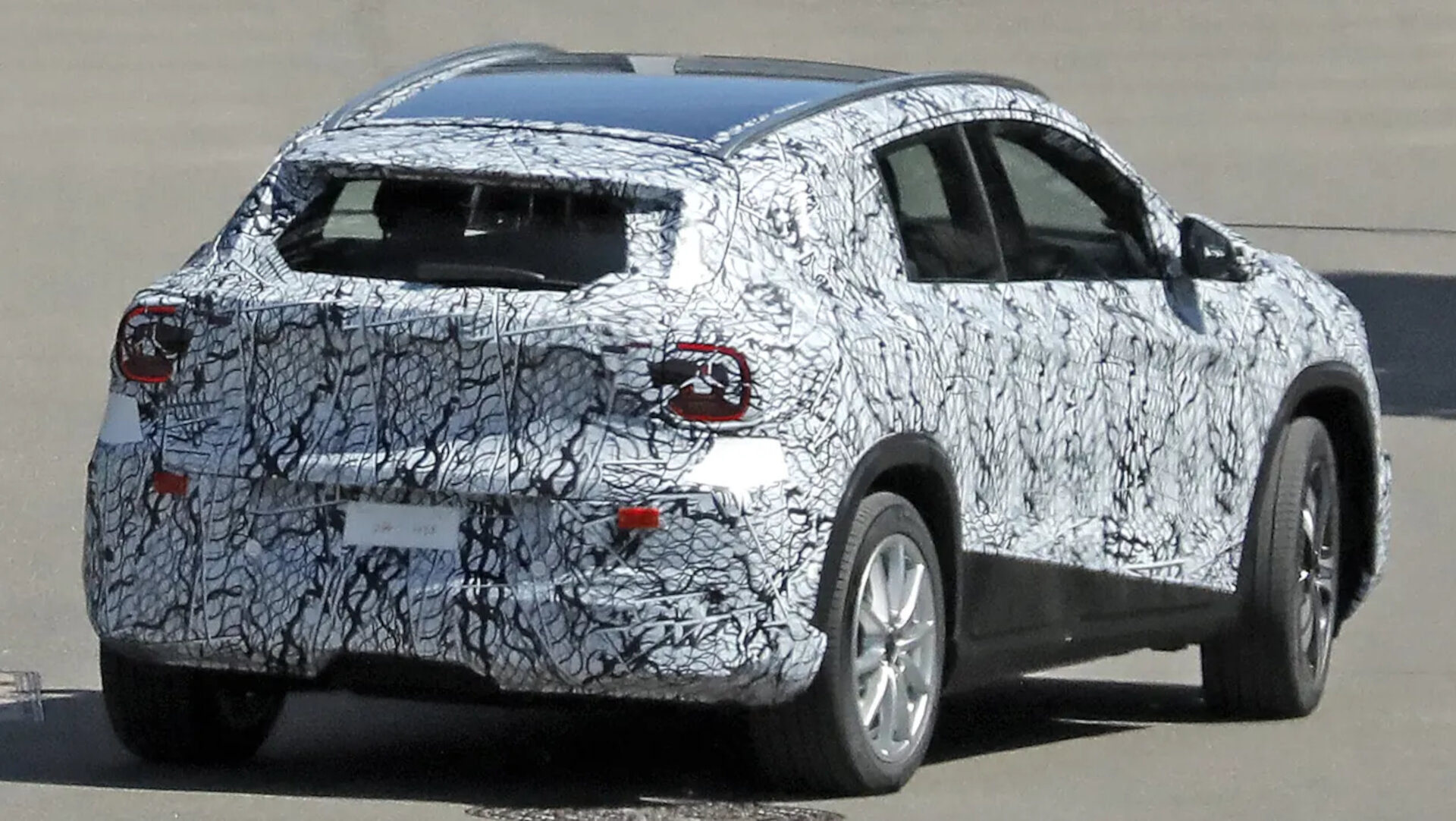 Mercedes Benz GLA spy shots 2025 (4)