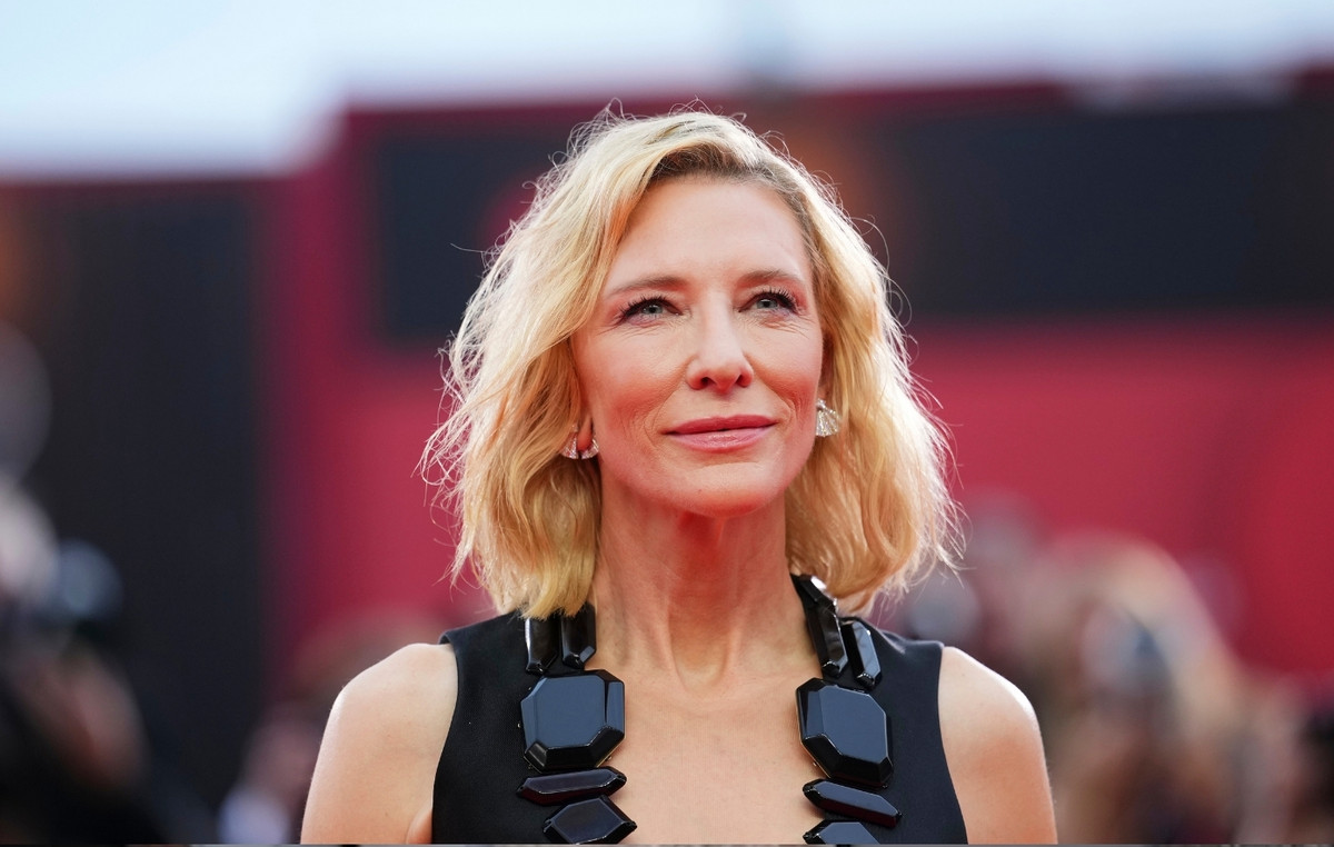 Η Κέιτ Μπλάνσετ τράβηξε όλα τα βλέμματα στη Βενετία – Η εντυπωσιακή εμφάνιση με βαθύ ντεκολτέ